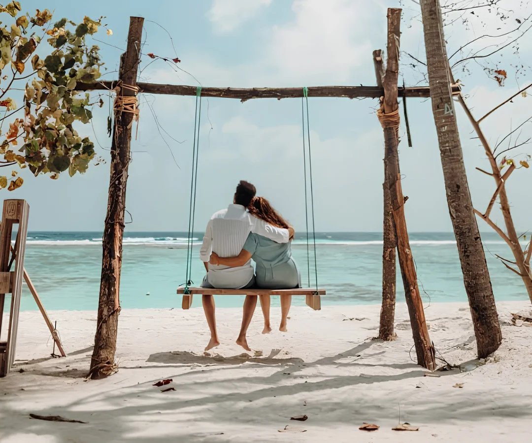Pareja en la playa durante su luna de miel